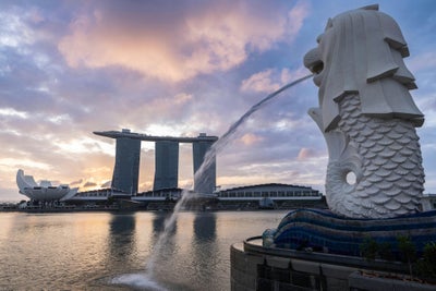 Merlion face à Marina Bay Sands