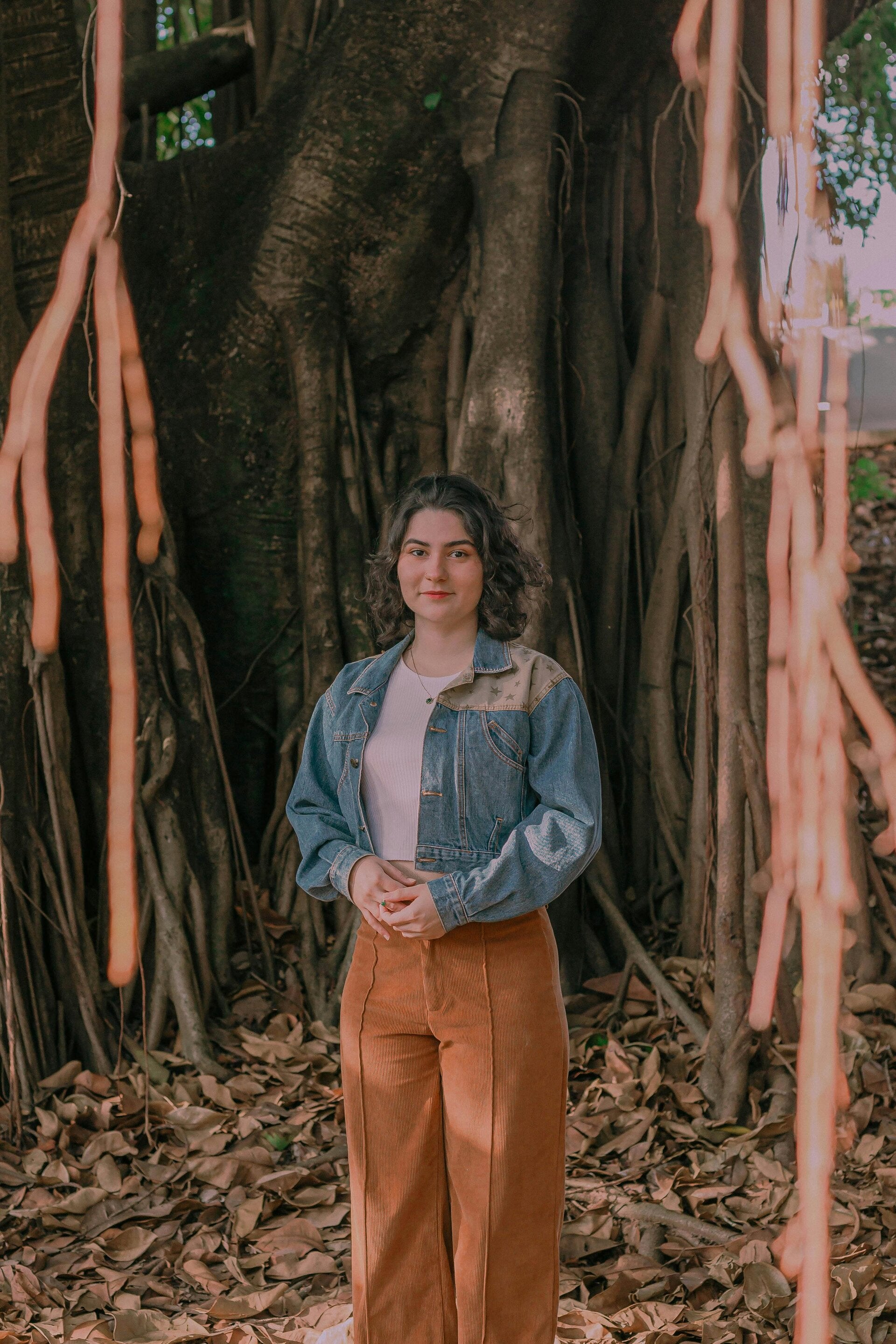 Jeune fille devant un arbre