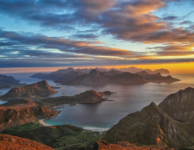 Ruig Noors berglandschap tijdens de trektocht over de Lofoten