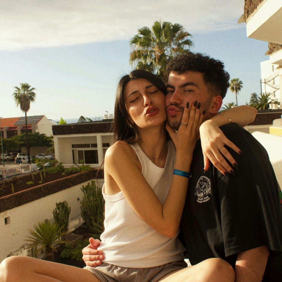 Foto SH/Pexels verliefd stelletje kusje Missnienox poëzie