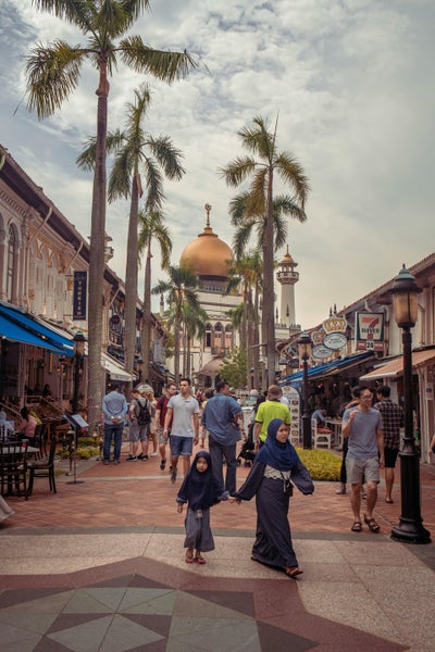 Rue piétonne menant à la mosquée du Sultan