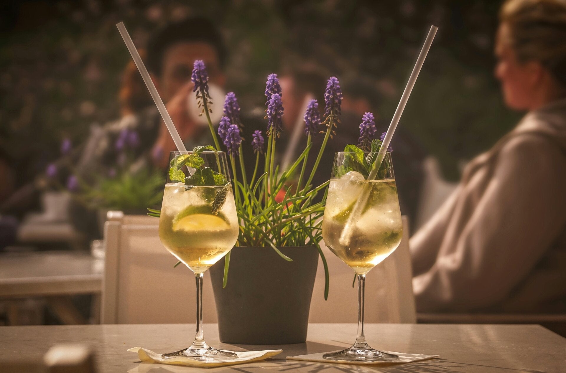 2 gevulde glaasjes staan op een tafeltje op een zomers terrasje.