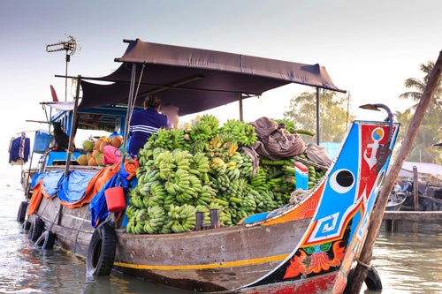 Barque chargée de légumes sur un marché flottant du Mékong