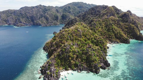 Lagon turquoise entre les falaises calcaires d’El Nido