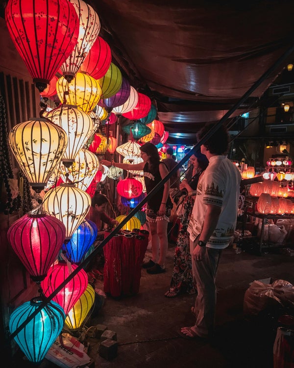 Ruelle de Hoi An éclairée par des lanternes
