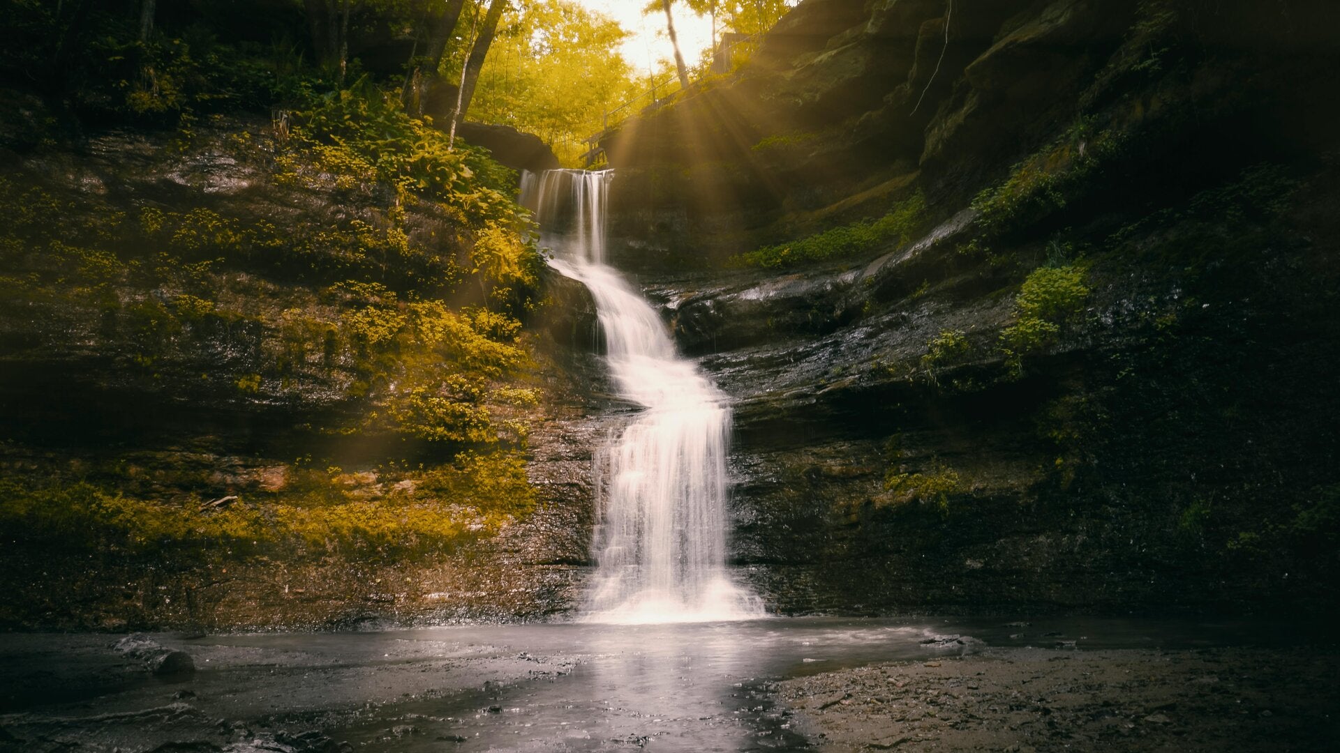 Waterval in grot naar beneden