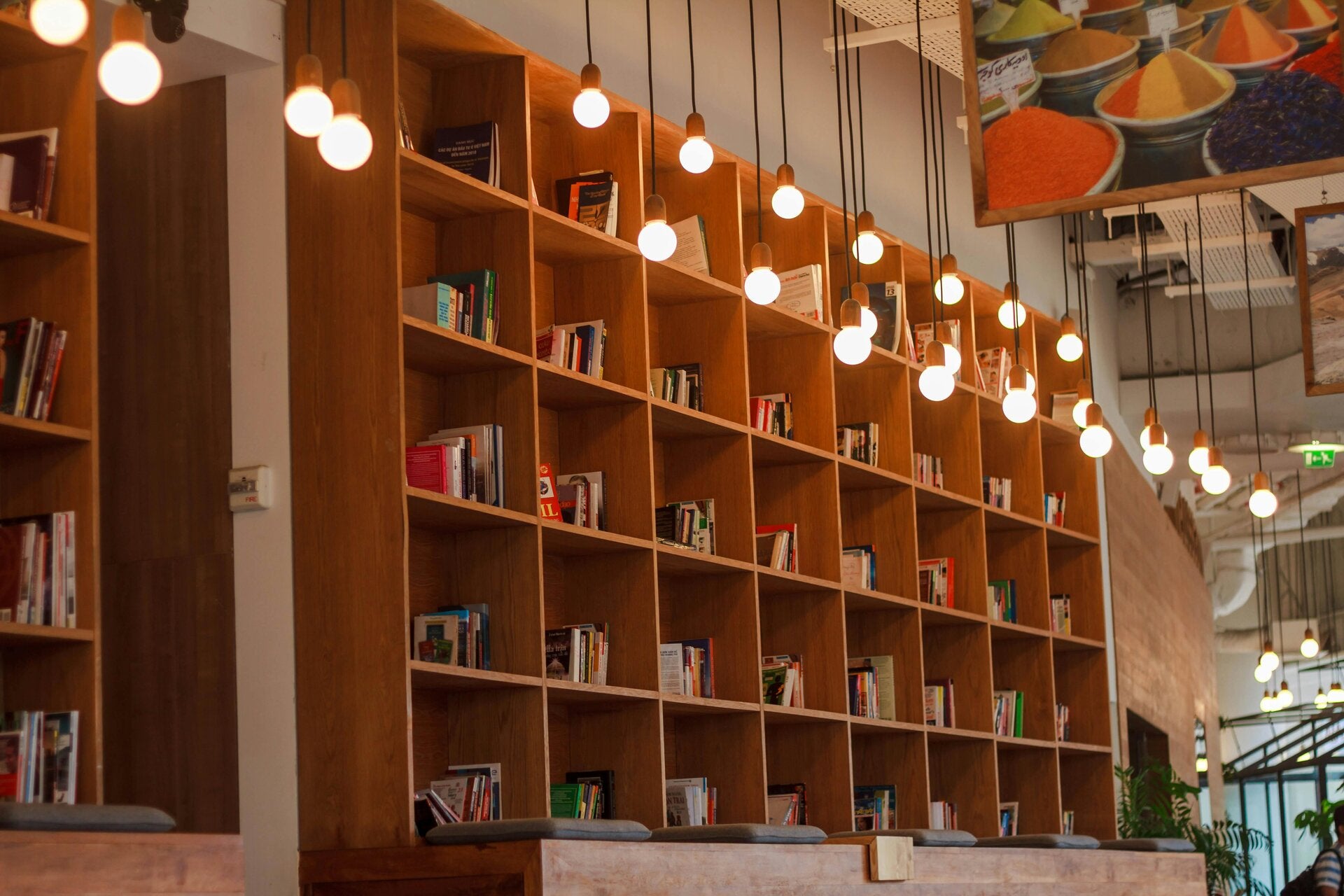 Boekenkast met boeken.