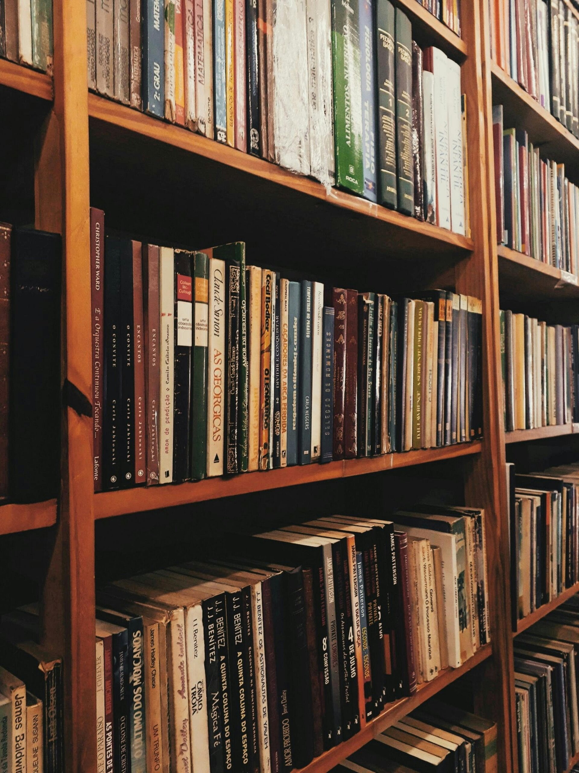 Boekenkast met boeken.