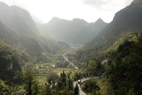 Montagnes karstiques couvertes de jungle dans la brume