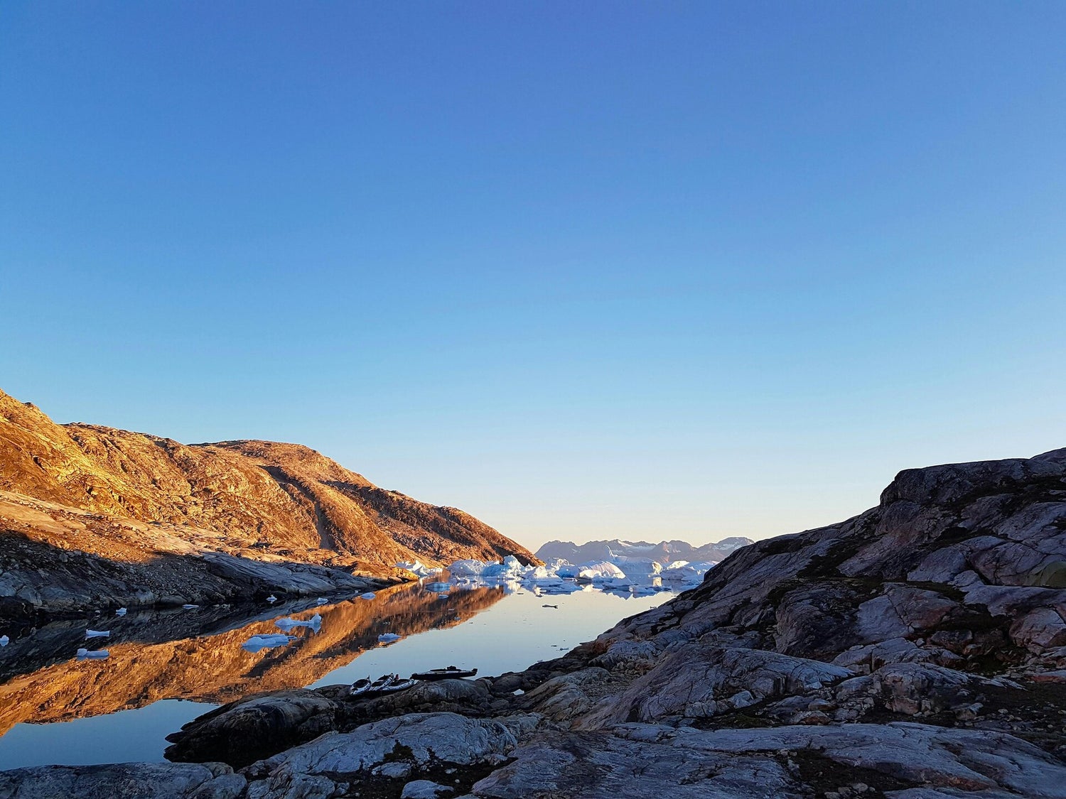 Grönländische Fjordlandschaft mit Eisbergen
