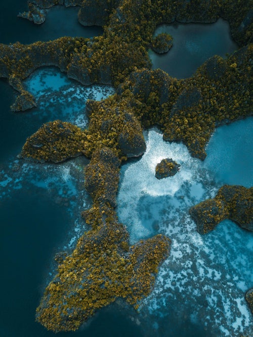 Îlots verdoyants de Raja Ampat vus du ciel