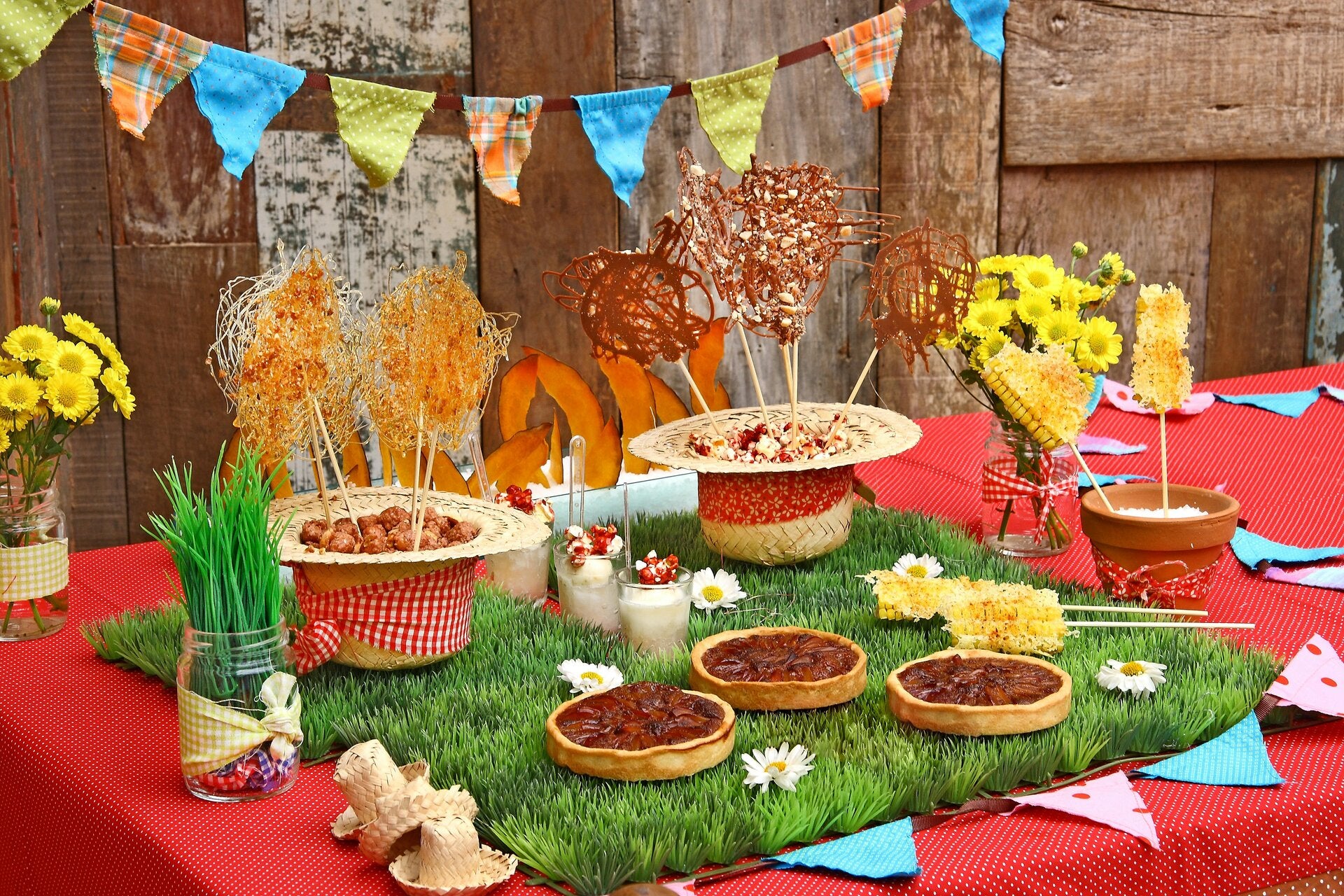 Geburtstagsdeko mit bunter Girlande und Süßigkeiten