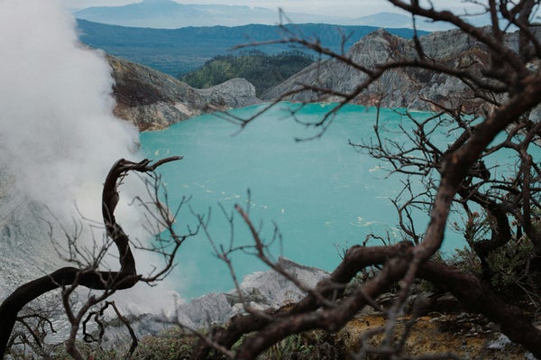 Lac turquoise au fond du cratère de l’Ijen