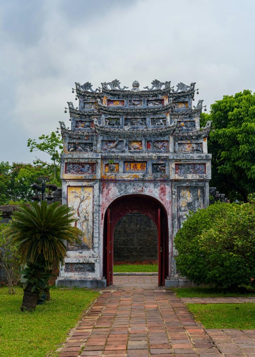 Porte ornée de la citadelle impériale de Hué