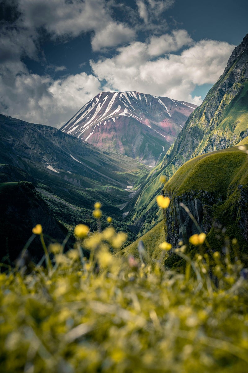 Trektocht door de bergen van de Kaukasus in Georgië