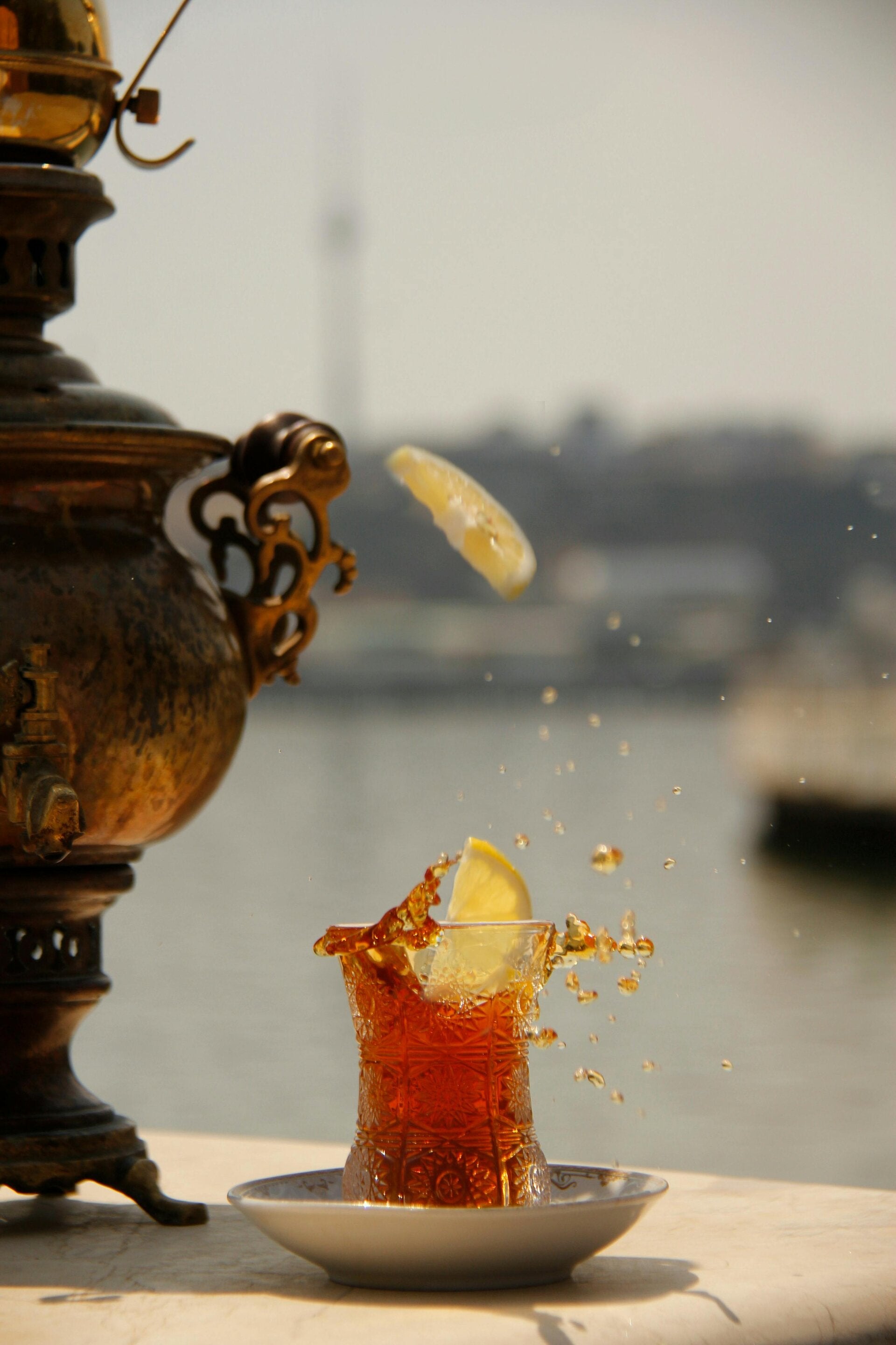 Tasse Tee läuft über - Pause Nervensystem emotionale Erschöpfung Mütter Selbstschutz hochsensible Frauen Stressregulation Alltag hochsensibel Mama überfordert