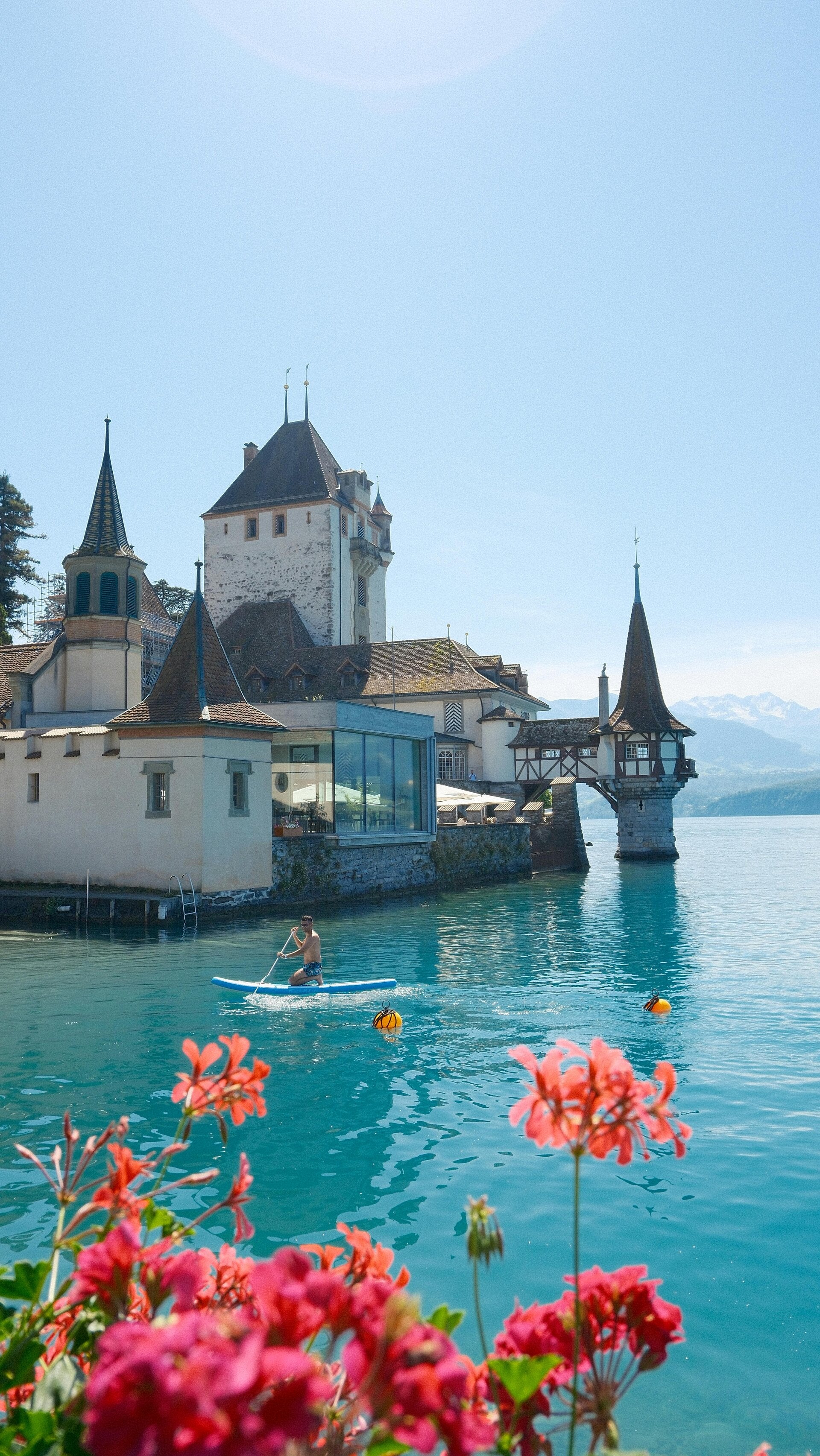 Intérieur historique d'un château au bord du lac