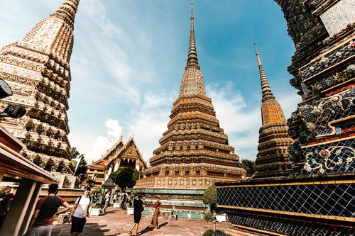 Chedis colorés du temple Wat Pho à Bangkok