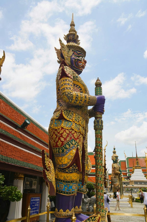 Statue de gardien géant d’un temple de Bangkok