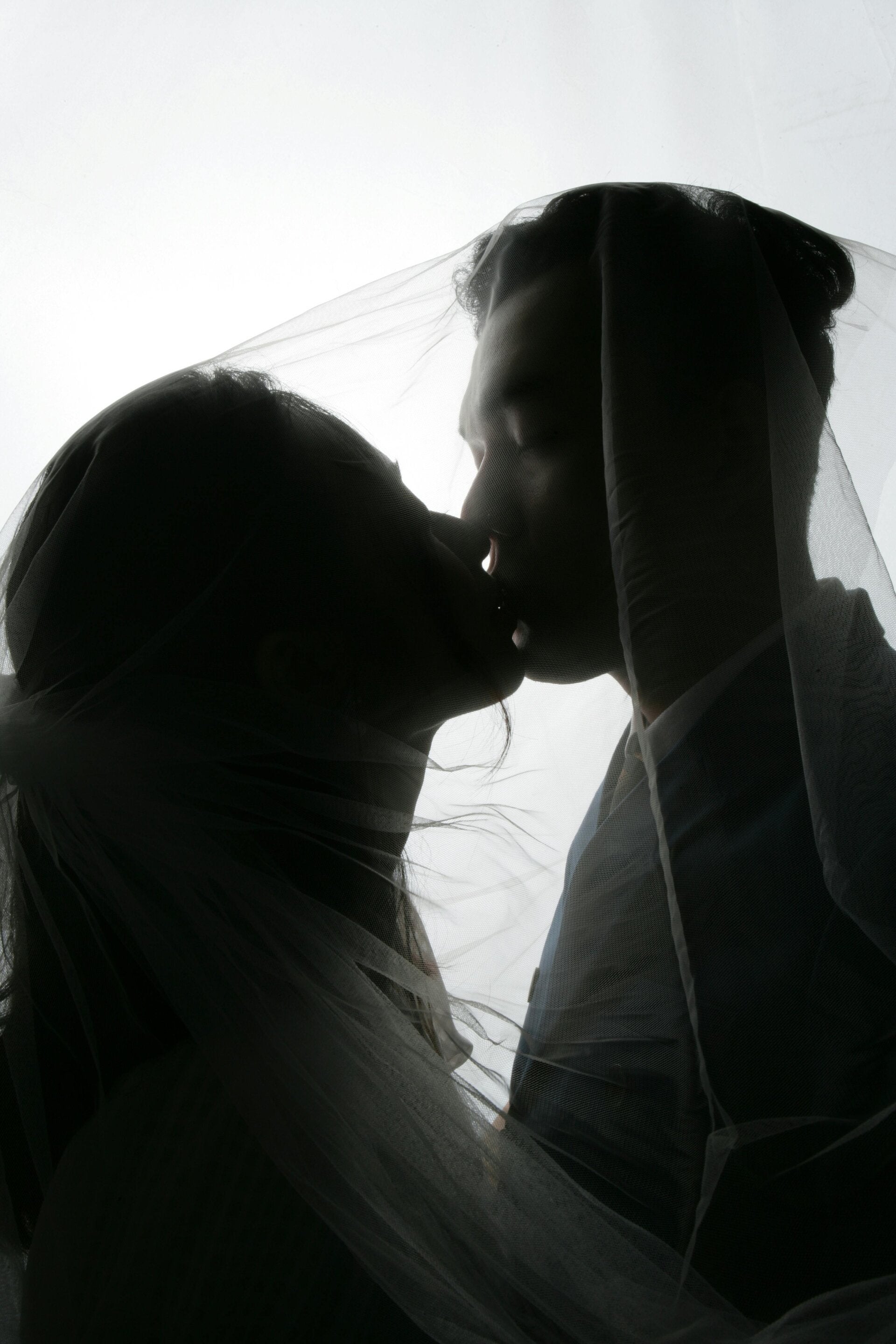 trouwfoto aan zee/ trouwfotograaf