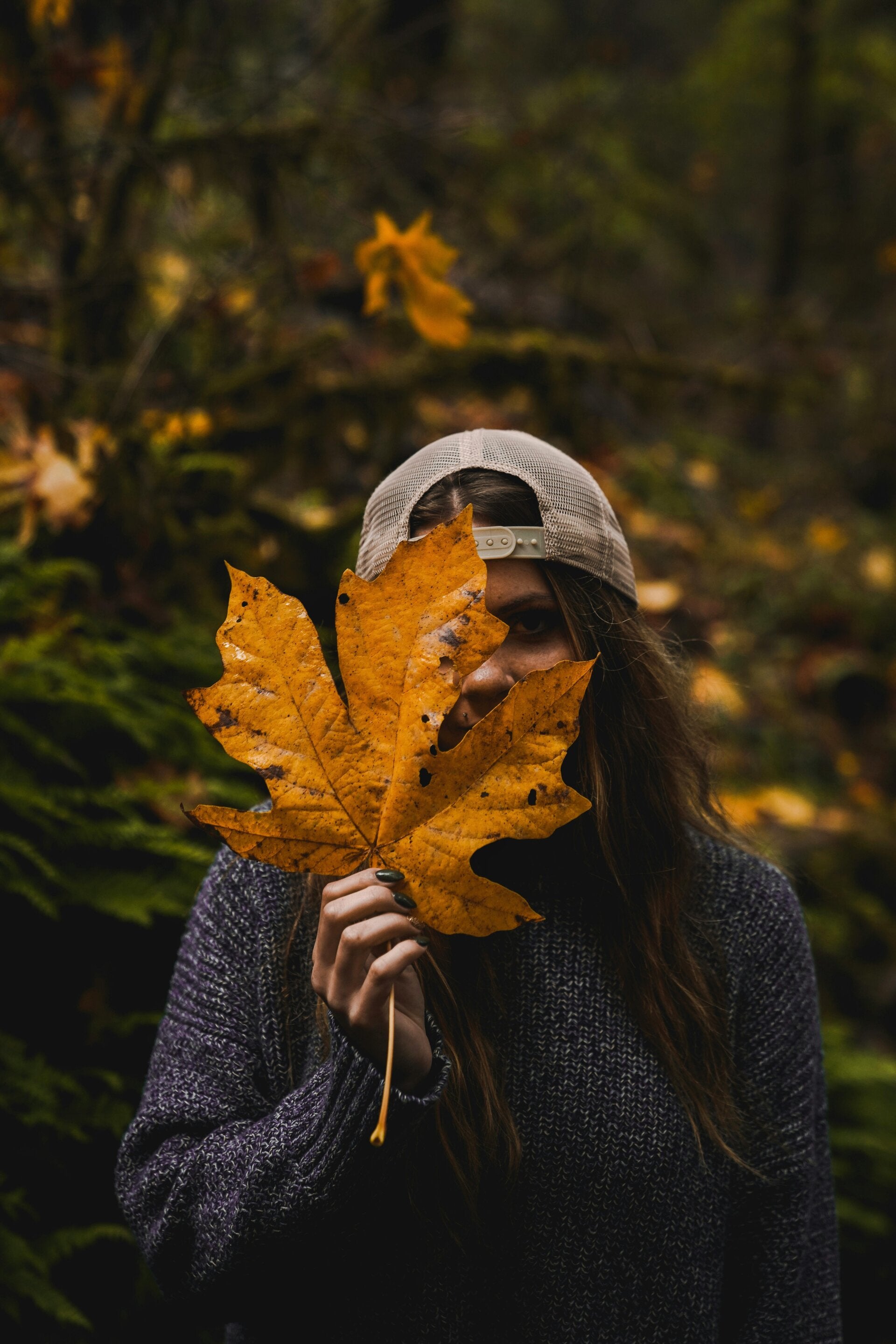 Foto Brady Knoll vrouw herfst blad Missnienox poëzie 