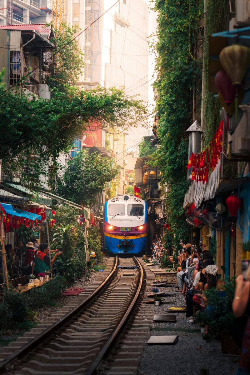 Train passant dans une ruelle étroite de Hanoï