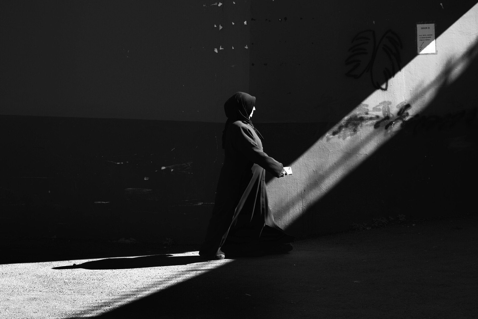 Eine Frau im Halbschatten