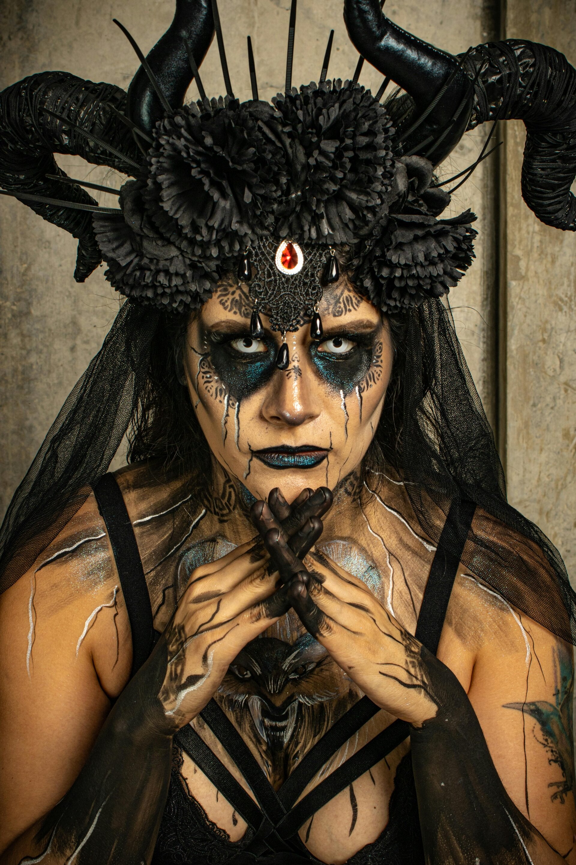 Dunkle Göttlichkeit - Ein neues Werk von Luzia van den Broek