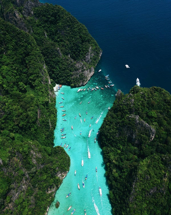 Baie turquoise entre les falaises de Koh Phi Phi