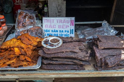 Étal de produits sur un marché laotien