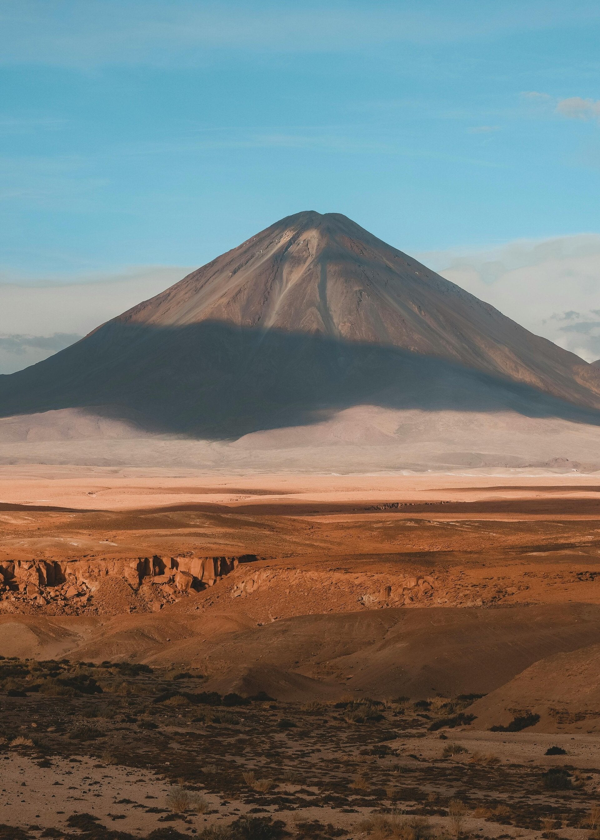 Travel Guide Chile Gerhard Bacher mit Vulkanen in der Atacama Wüste