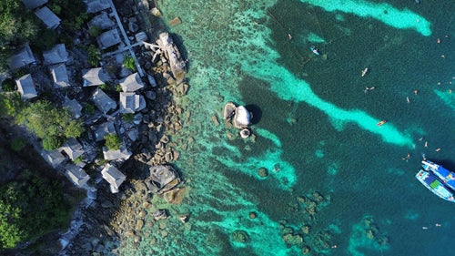 Eaux turquoise et coraux vus du ciel à Koh Tao