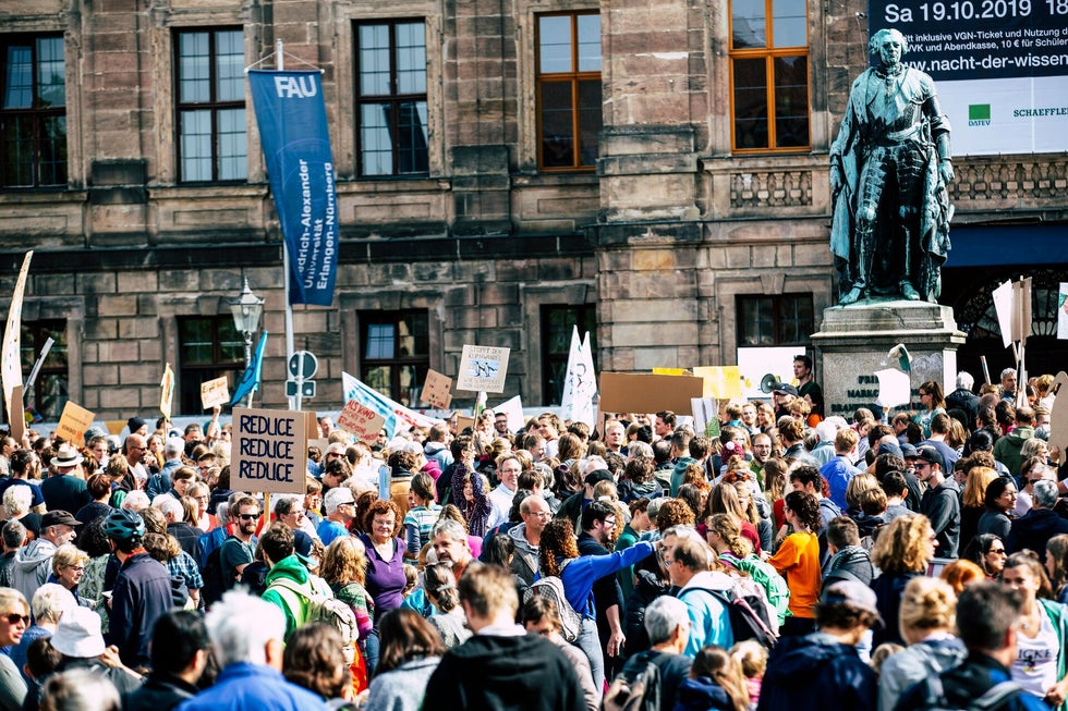 Eine Ideologie ist ein zusammenhängendes System aus Ideen, Werten und Zielen, das erklärt: wie die Welt ist, wie sie sein sollte, und wie man sie verändern sollte. Sie beeinflusst, wie wir die Realität wahrnehmen, wen wir als „gut“ oder „böse“ einordn