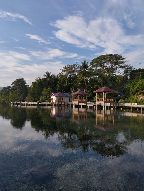 Bungalows sur pilotis au bord d’un lac à Sulawesi