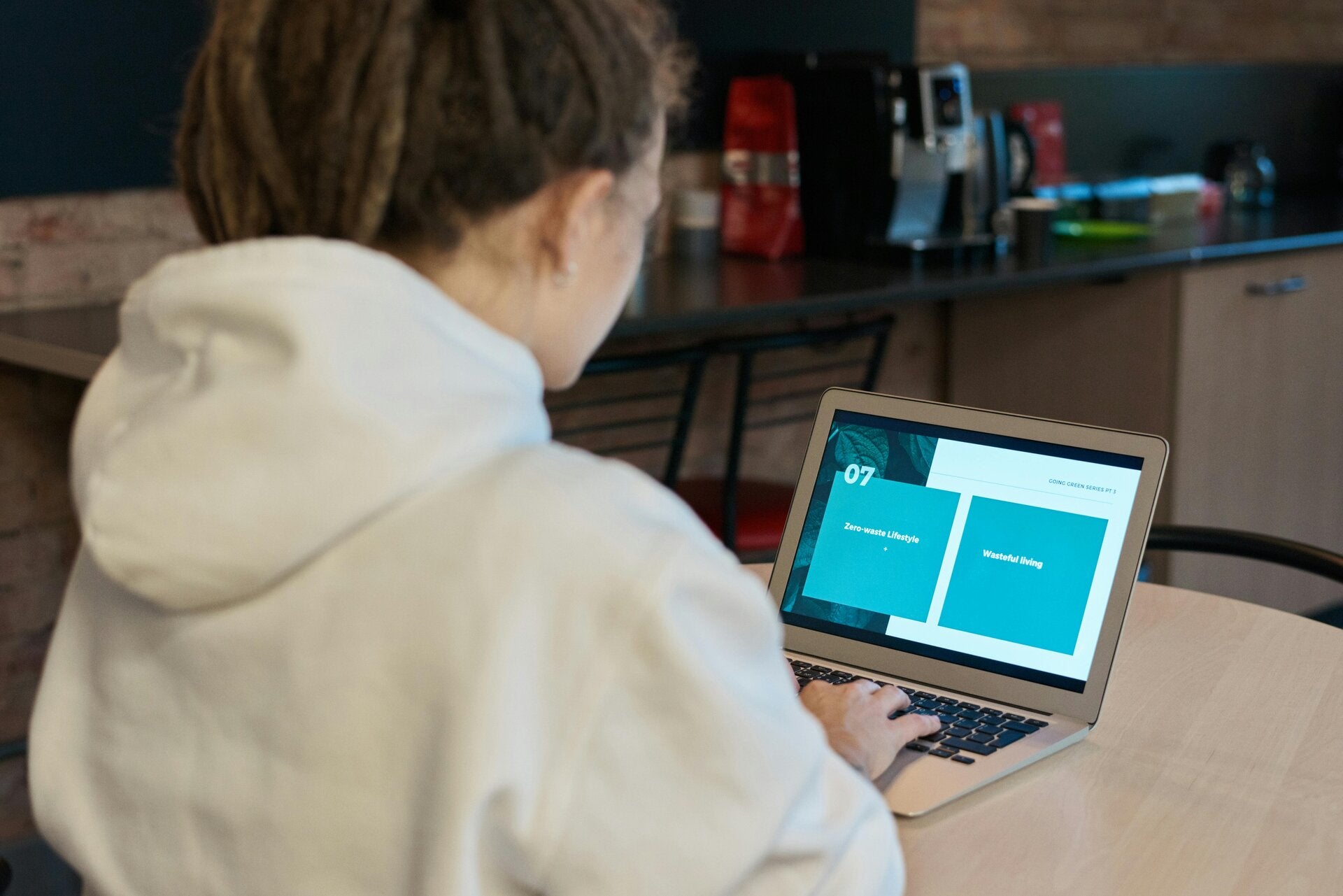 Cursist die online de BHV-cursus van Randstad Cursussen volgt en binnen 60 minuten zijn BHV-certificaat behaalt.