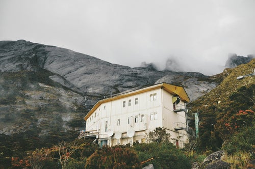 Mont Kinabalu au-dessus de la forêt
