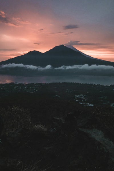 Mont Batur au lever du soleil au-dessus des nuages