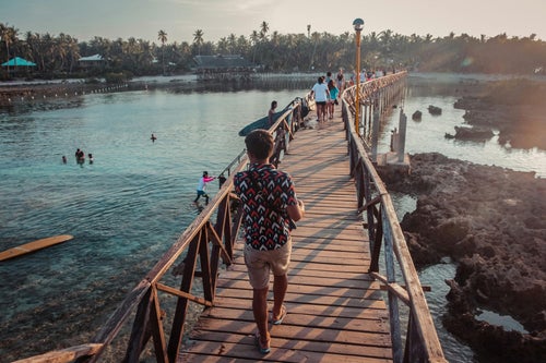 Ponton en bois au-dessus du lagon à Siargao