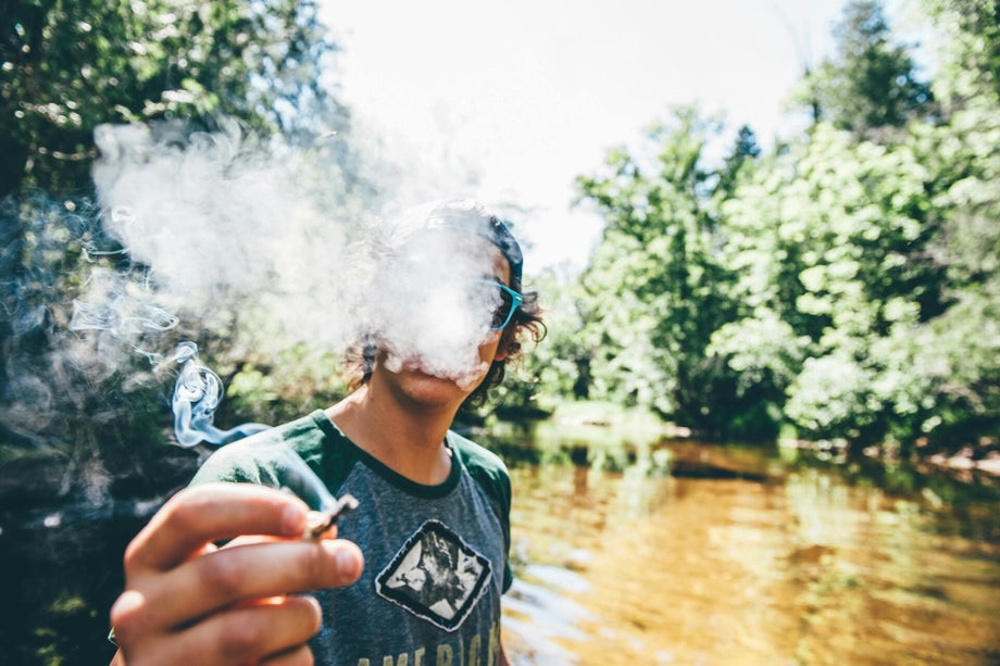 Die Zeit zwischen 12 und 25 ist eine Art „biologisches Upgrade“ im Gehirn: Synapsen werden neu verdrahtet, Denkprozesse effizienter, Emotionen stabiler. Doch gerade jetzt kann der Konsum von Cannabis schwere Spuren hinterlassen. Was viele als „entspannt“