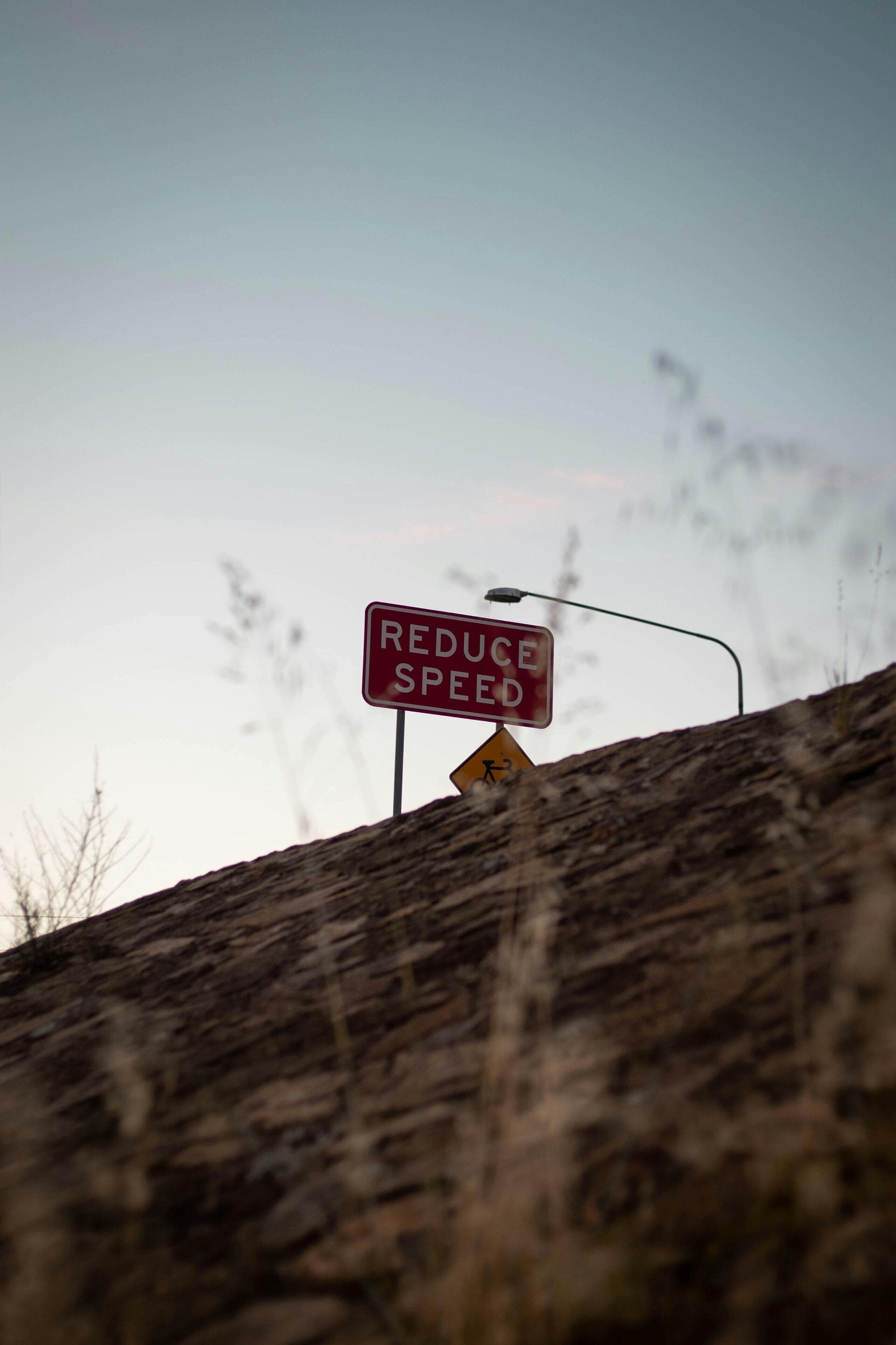 De wintertijd vraagt om vertragen — net als dit bord herinnert het ons eraan om het tempo aan te passen aan wat je systeem écht nodig heeft als HSP.