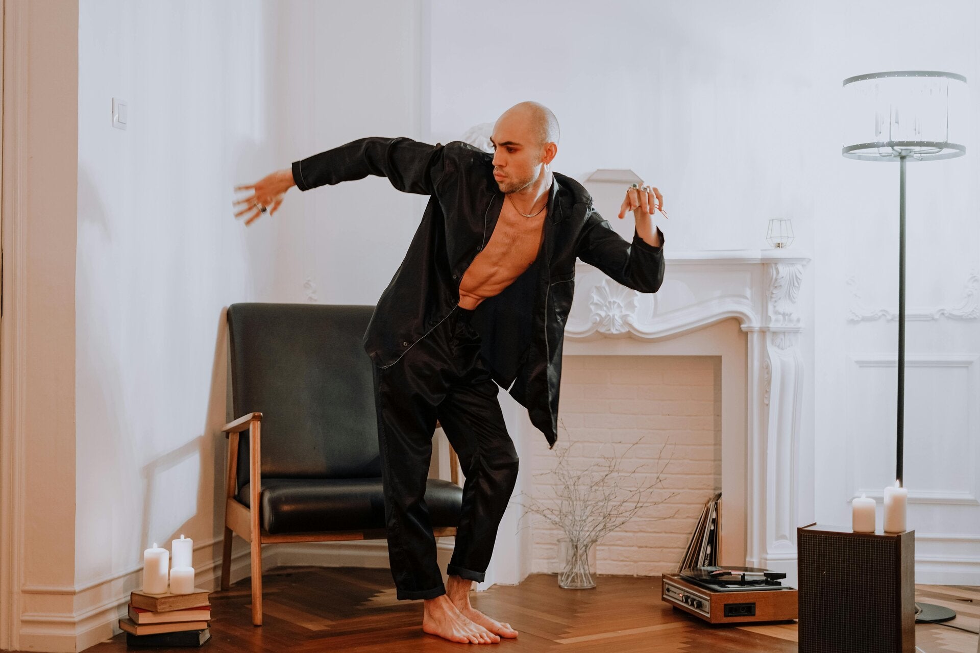 Alt= Un homme en train de danser de joie dans le cabinet thérapie à Toulouse après sa séance 