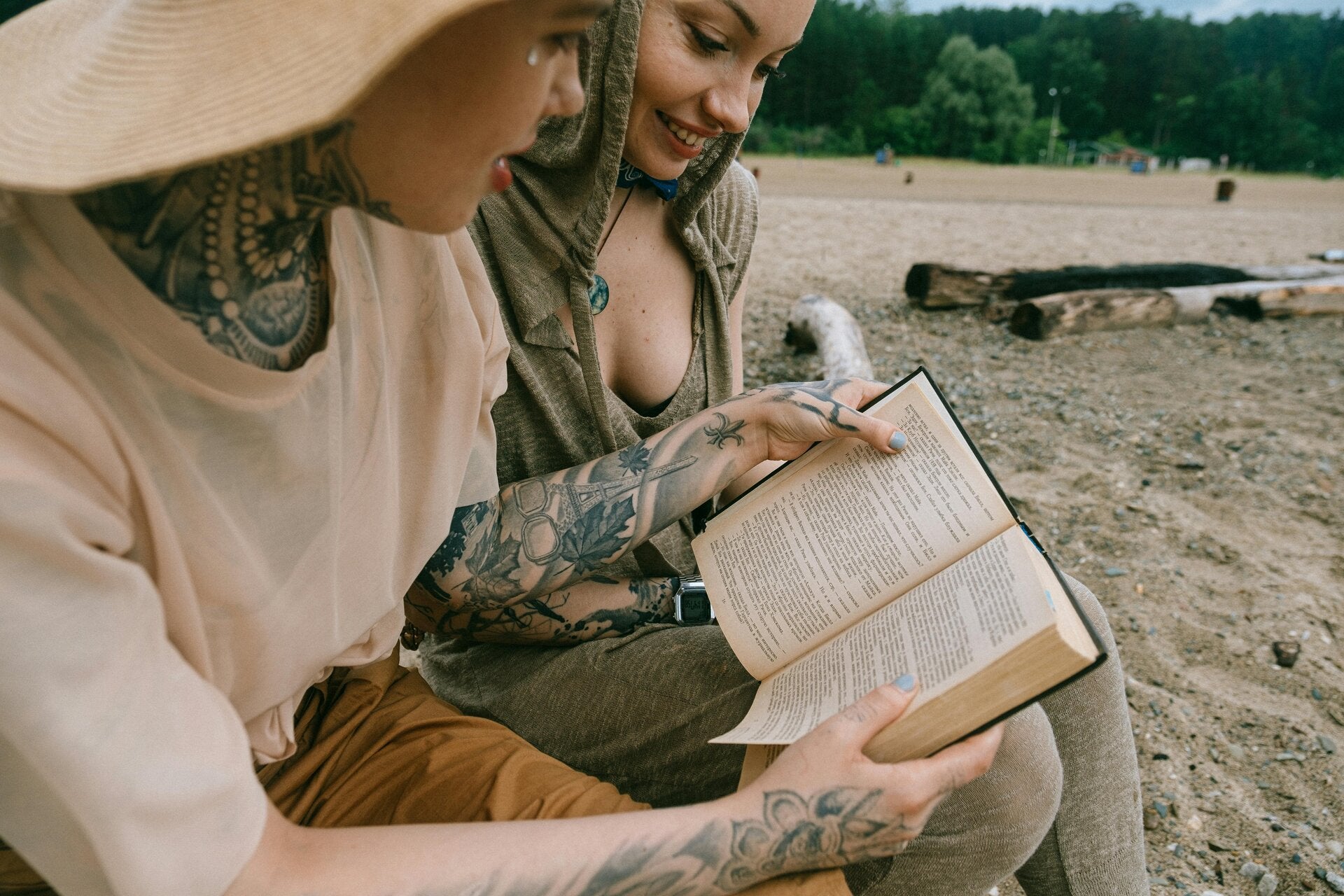 Afbeelding van twee vrouwen die lezen.