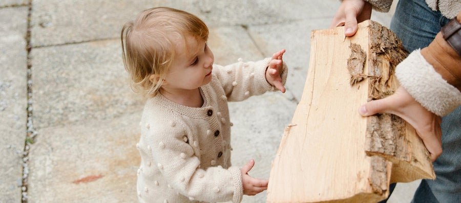 Kind spielt mit Montessori Spielzeug draußen - Montessori Aktivitäten Natur, pädagogisch wertvolles Spielzeug, Kinder ab 4 Jahren