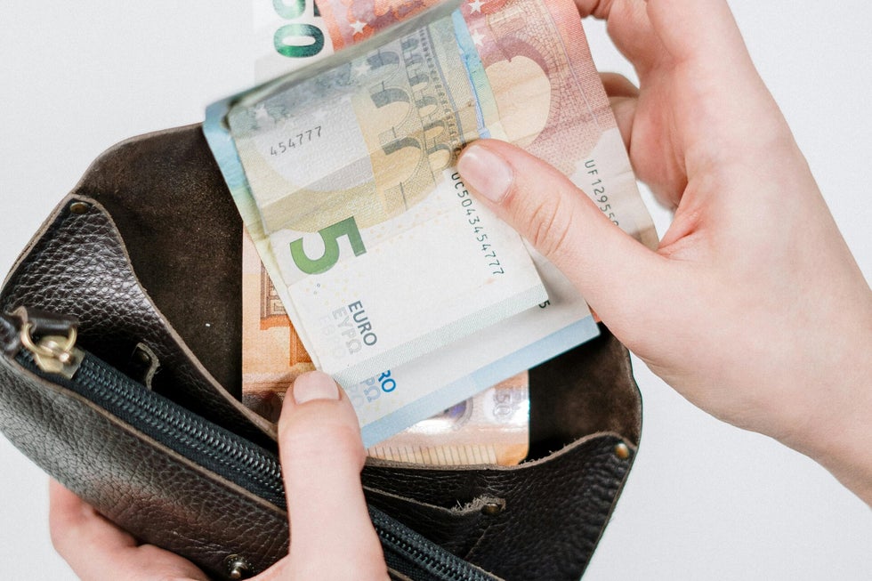 Stell dir vor, du gehst zum Bäcker, kaufst dir ein Brötchen – und niemand weiß davon. Keine App, kein Konto, keine Spur. Nur du, das Brötchen und dein 2-Euro-Stück. Klingt simpel, oder? Doch genau darin liegt ein mächtiger Schatz: Freiheit. Was ist Barge