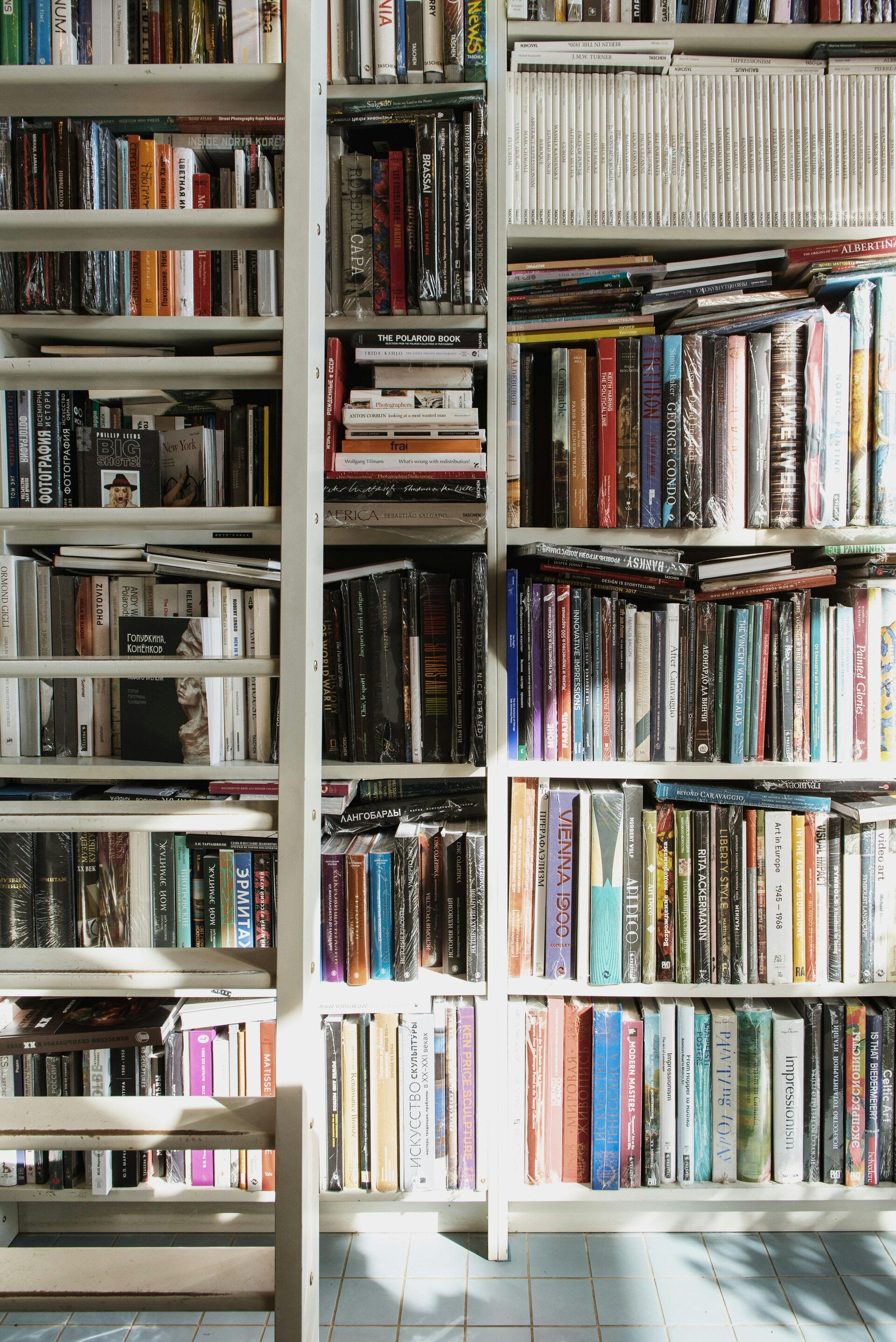 Boekenkast met boeken.