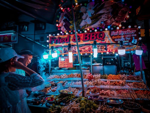 Marché de nuit illuminé