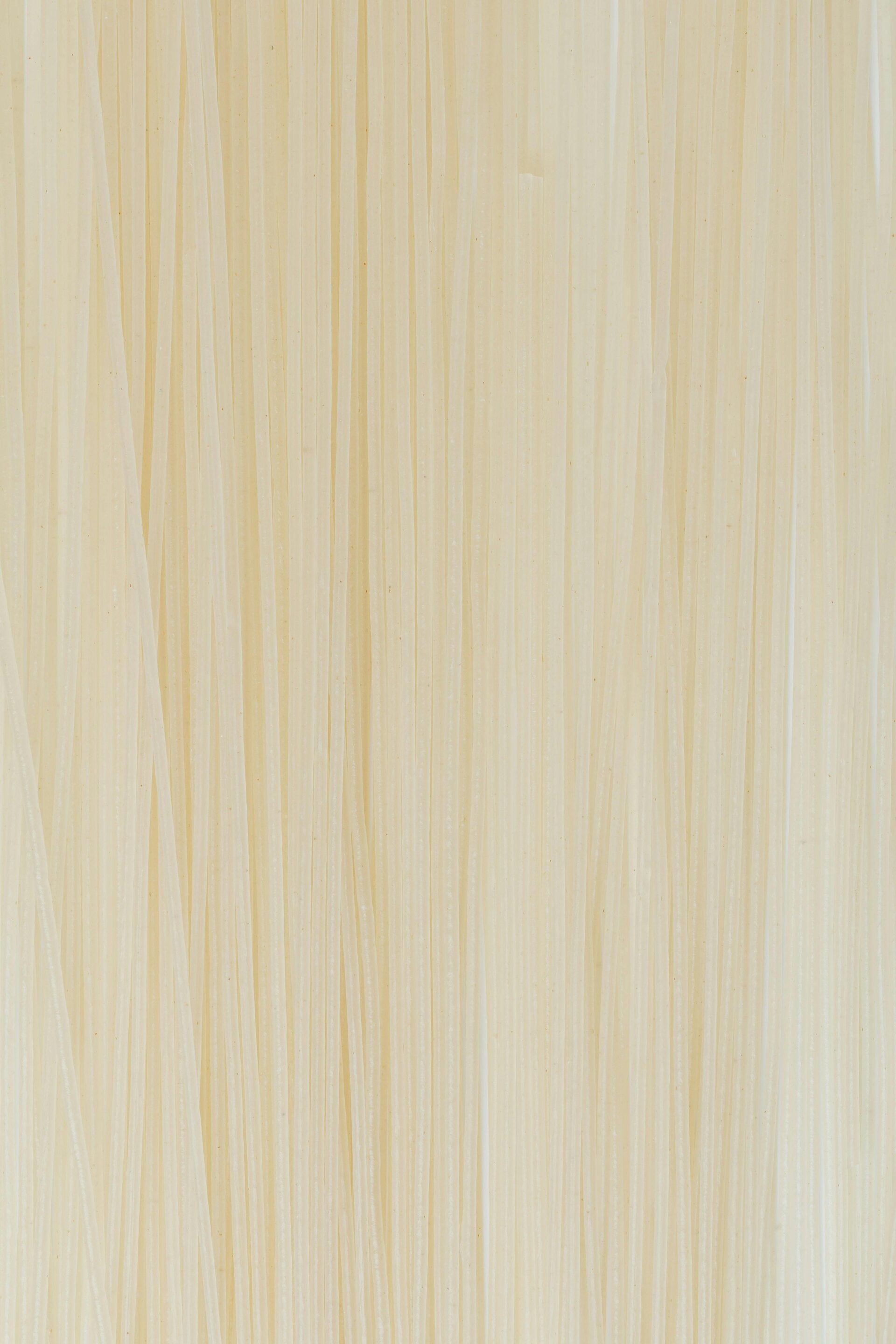 Texture naturelle d’un bois clair utilisé en décoration