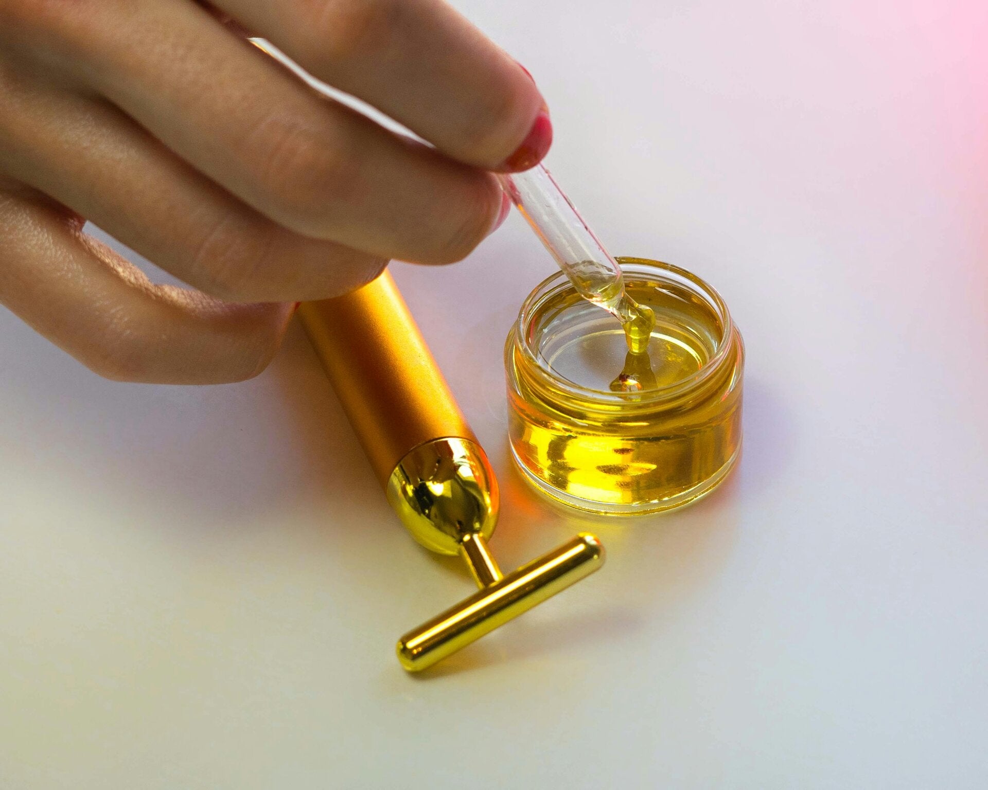 pipette prélevant un sérum huileux pour un soin cosmétique naturel fait maison