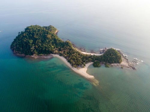 Île verdoyante bordée de sable blanc à Koh Lanta