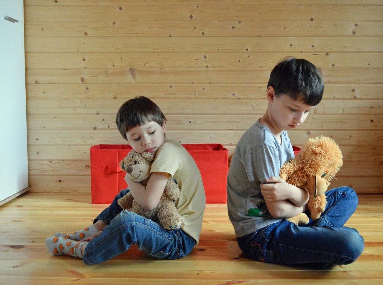 Enfant accompagné avec douceur dans la gestion de ses émotions